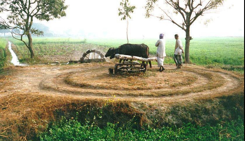 Photos-of-Pakistani-Villages-Two-villagers-at-a-well-Pictures-of-Pakistani-Villages-Pakistani-Village-Life.jpg