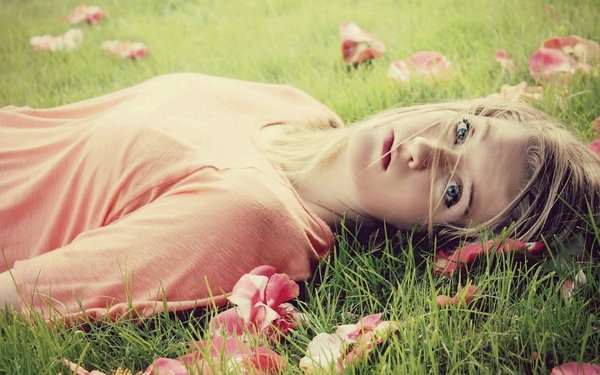 women eyes flowers blue eyes leaves grass lips lying down faces_www.wall321.com_98.jpg