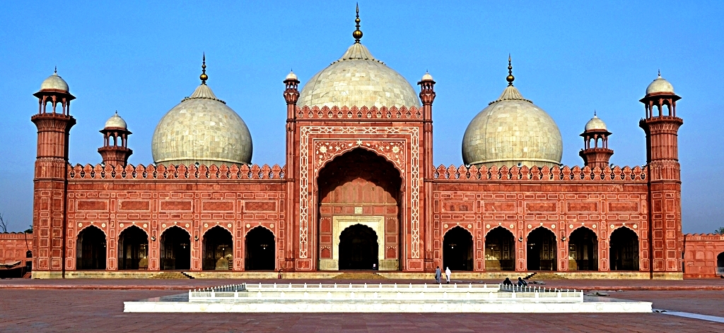 Badshahi Mosque Front.jpg