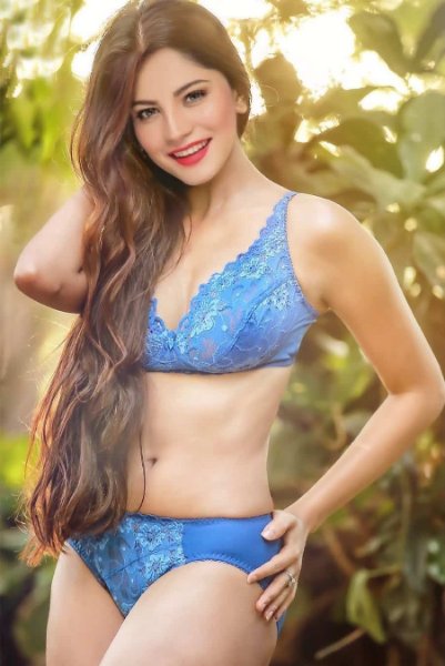 neelam-muneer-hot-bikini-photos.jpg