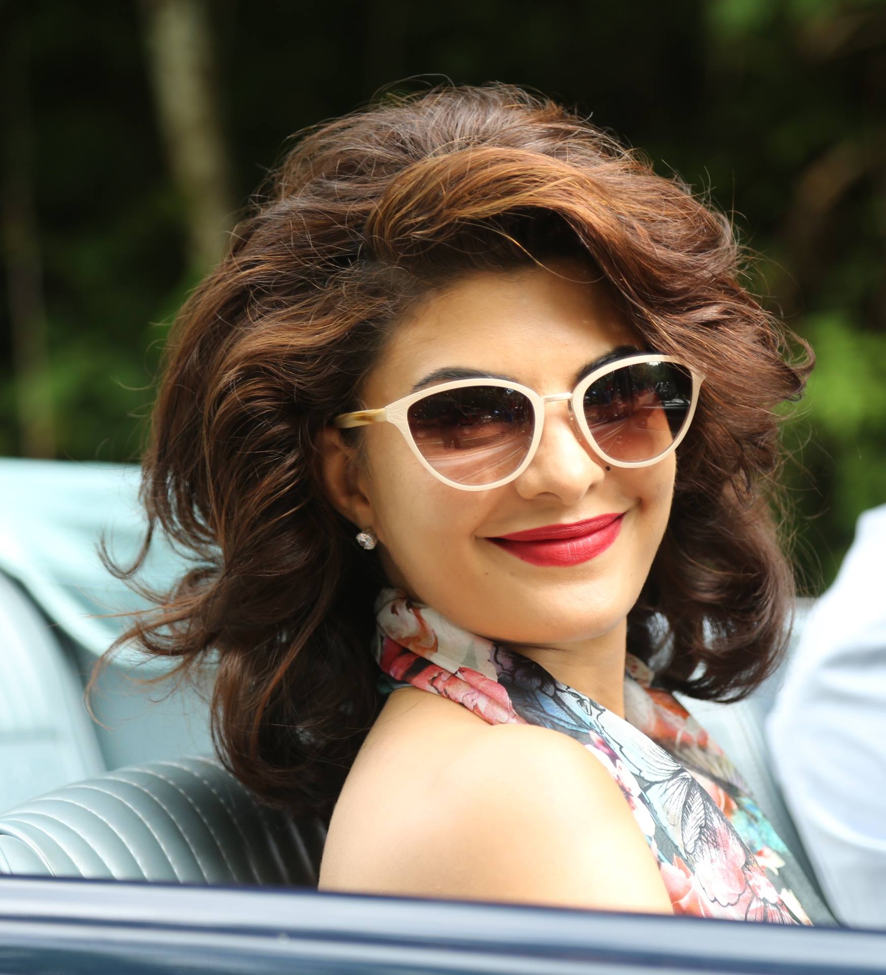 Jacqueline-Fernandes-in-Roy-4.jpg