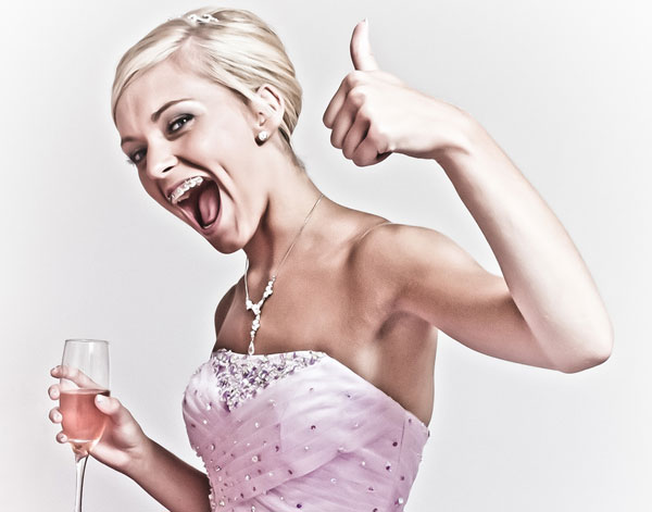 thumbs-up-bride. [downloaded with 1stBrowser].jpg