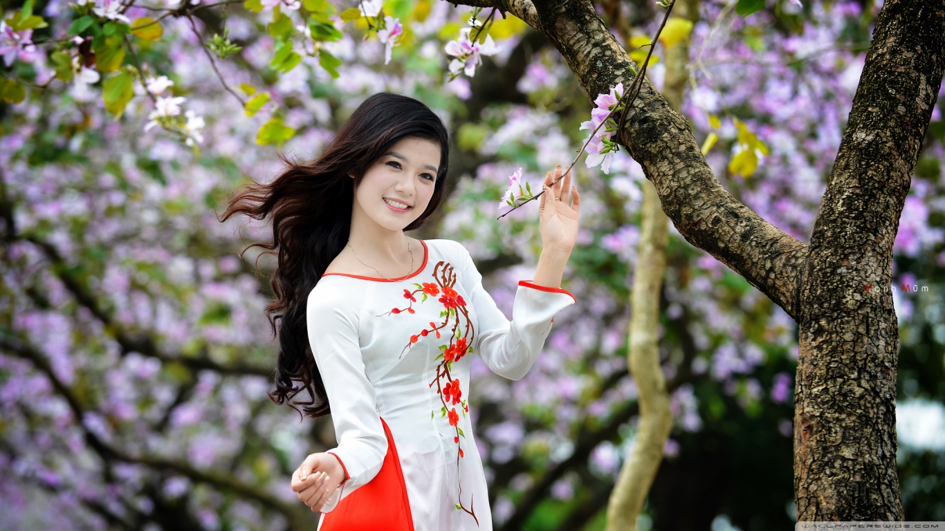 women_in_the_spring-wallpaper-1366x768.jpg